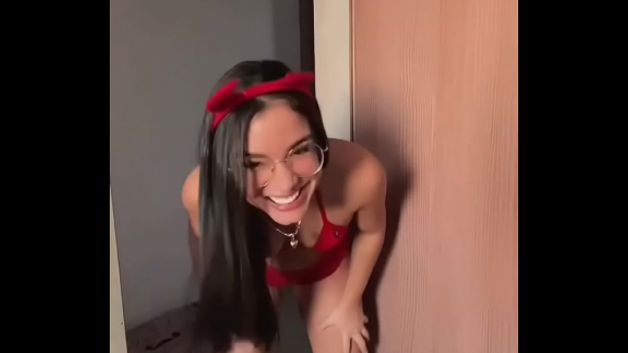 Brasileira gostosa de biqu&iacute;ni pagando peitinho