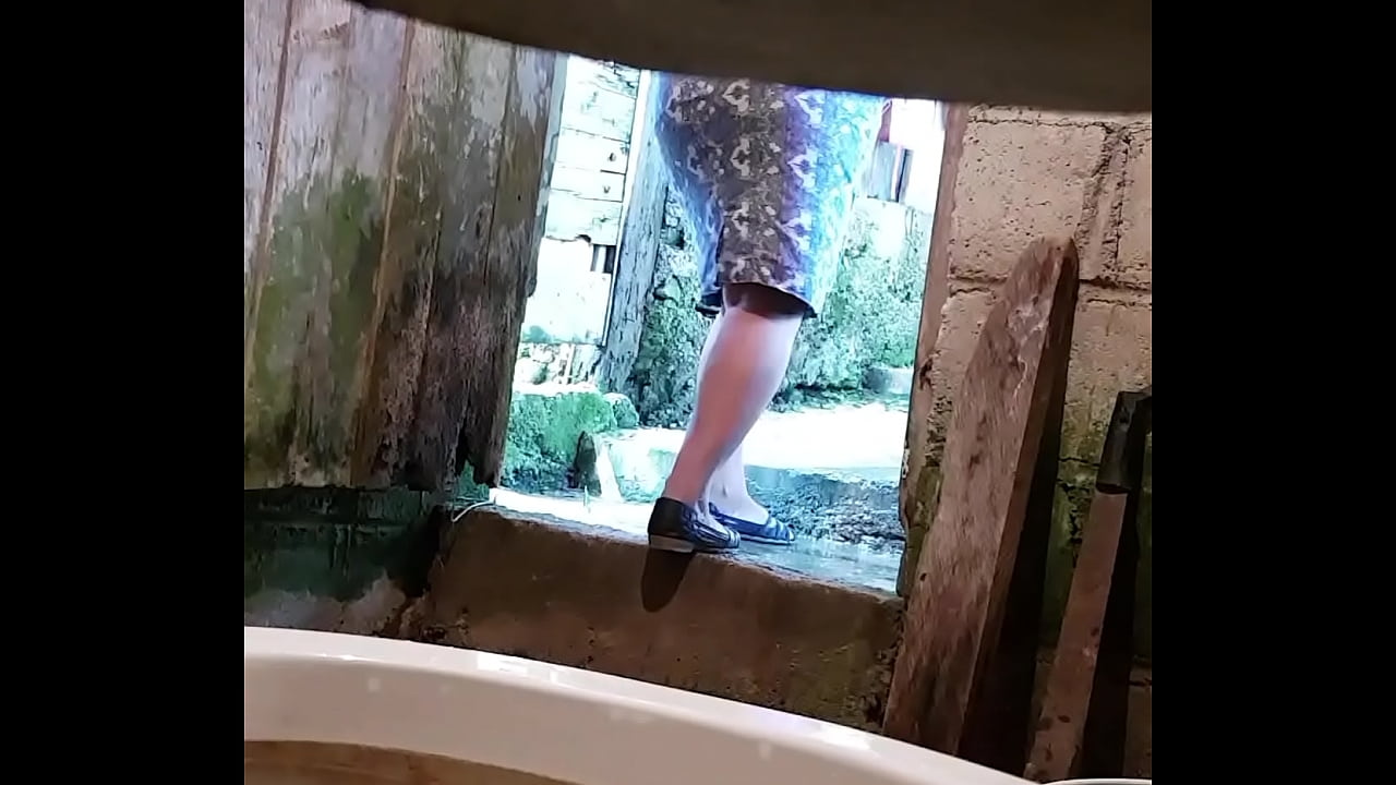 Gordita nalgona sentada en el ba&ntilde;o