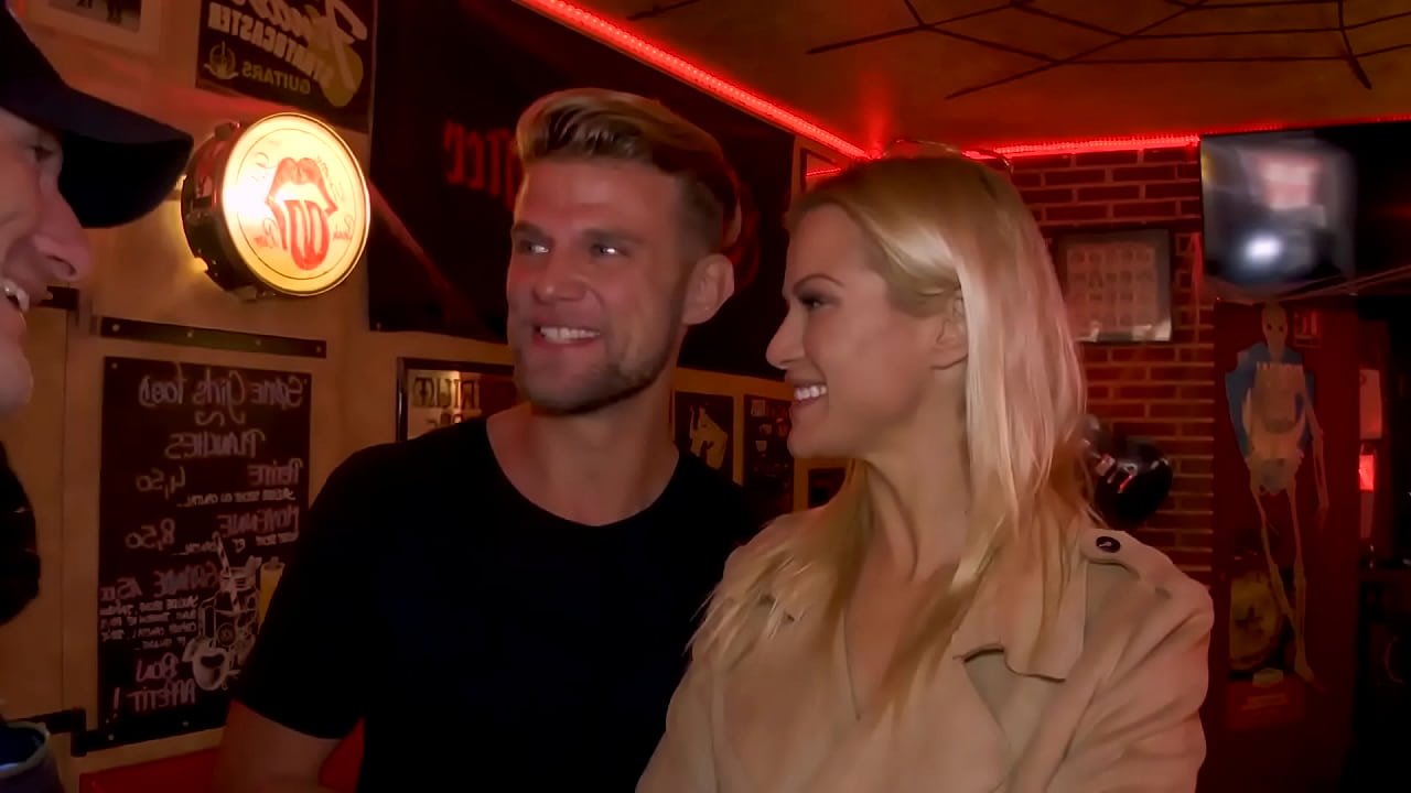 Cherry Kiss, blonde tr&egrave;s coquine, aime la baise !