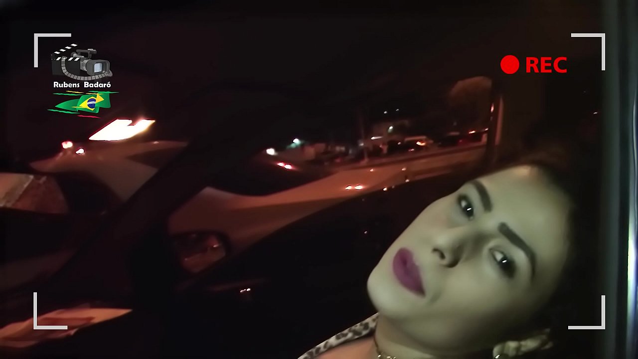 Gostosa peituda faz boquete no carro na rua.