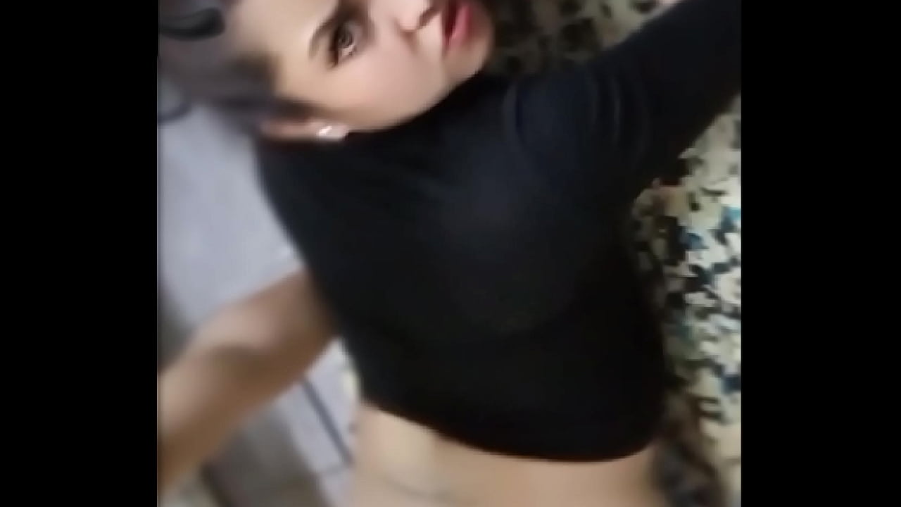 Puta latina pide verga mientras coge