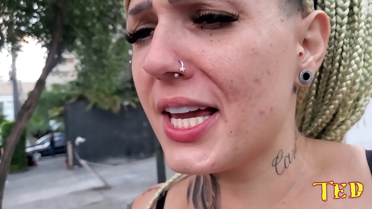 A mulherada n&atilde;o est&aacute; se preocupando com ningu&eacute;m e mija na rua