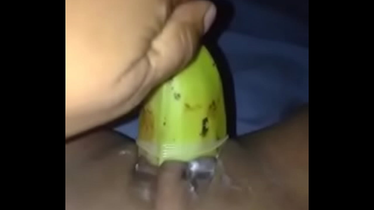 esta perra meti&eacute;ndose un platano