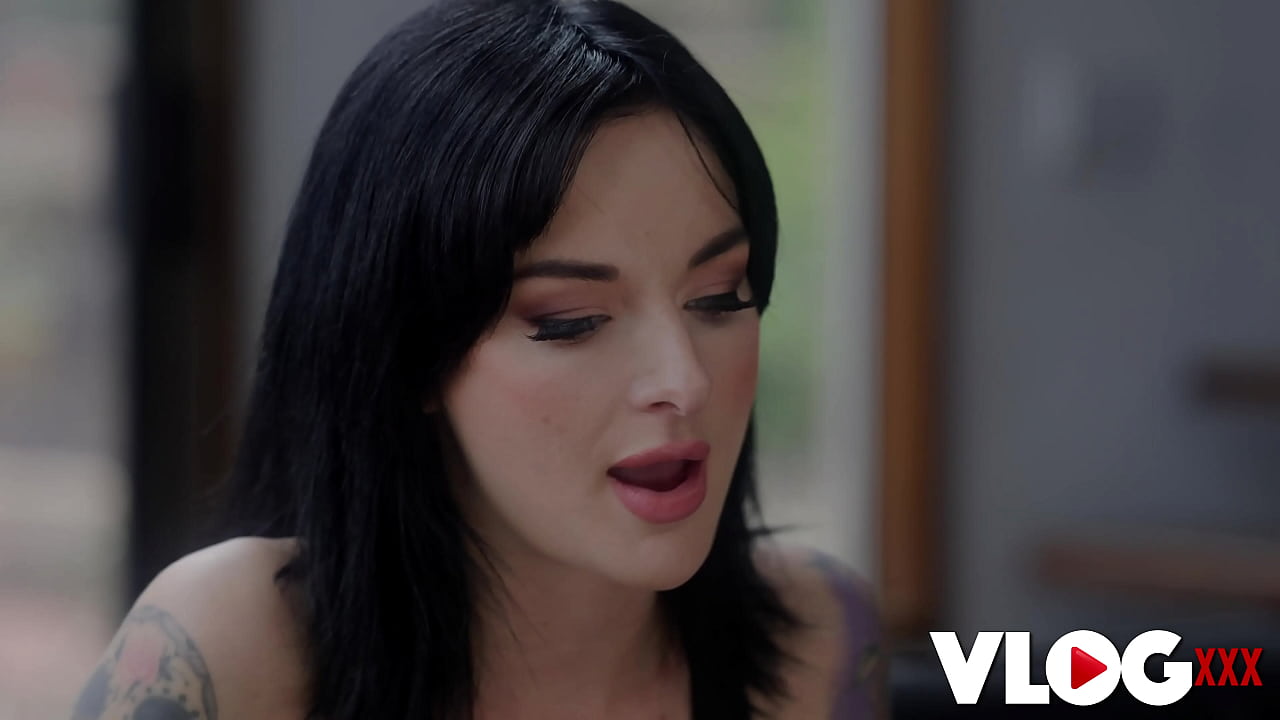 Tattooed Babe Lysagna Del Ray Shows Her BTS Erotic Performance