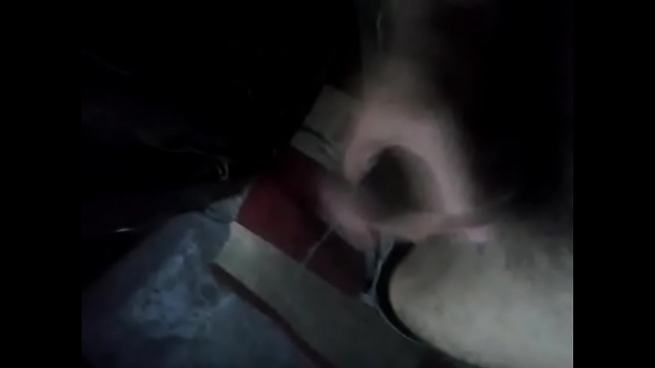 Mesti&ccedil;o moreno claro batendo punheta com sua linda rola