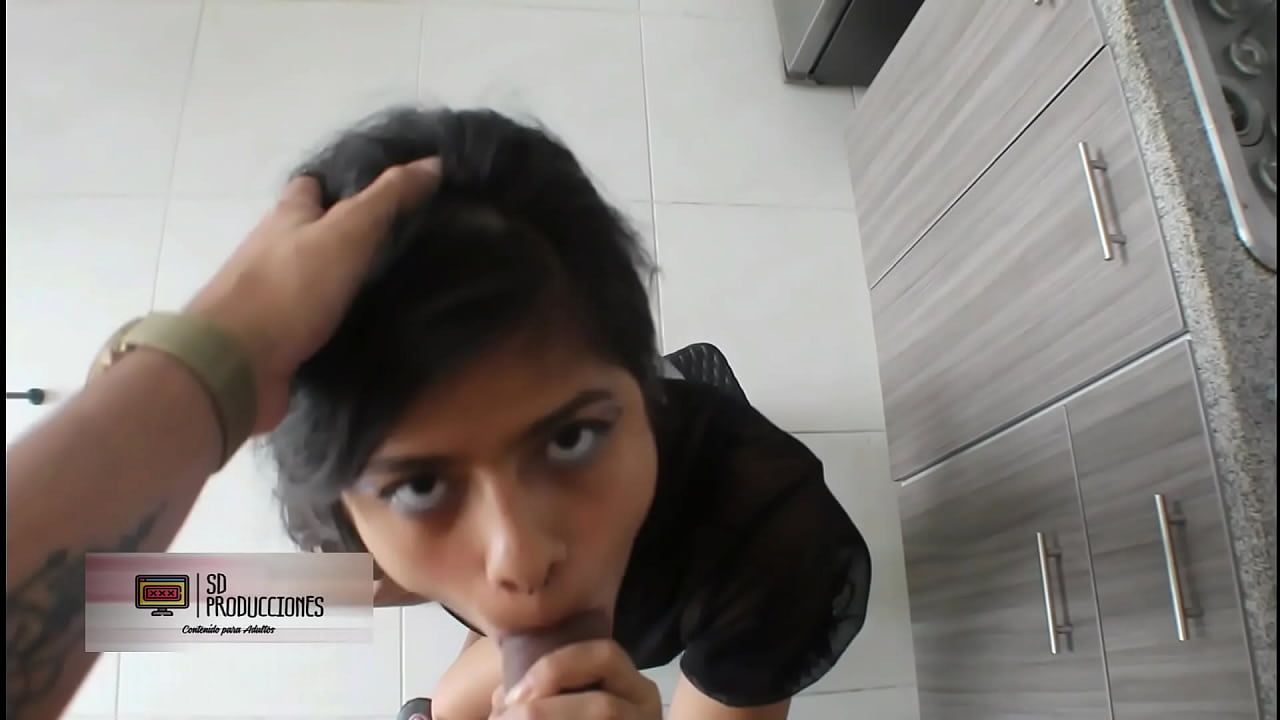 La hermanastra quer&iacute;a jugar y termino chupando la polla y con la leche en su co&ntilde;o