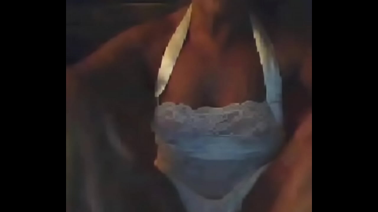 Troia che si spoglia in cam, dal vivo, ripresa di nascosto