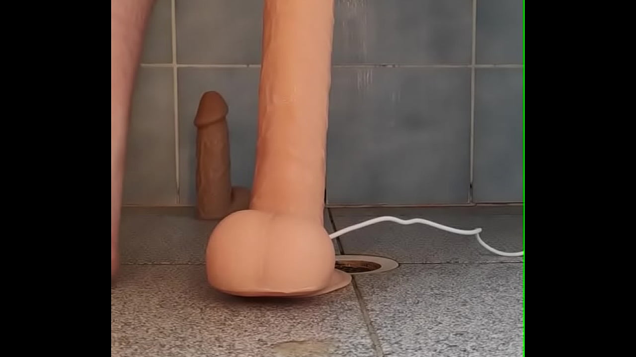 Old video with a little dildo in the shower