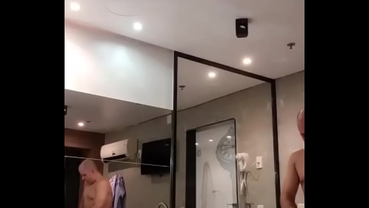 Eu gozo vendo meu maridinho comendo minhas amigas gostosas. Ser&aacute; que eu tenho problema? Kkkkkkkkkkkkkk