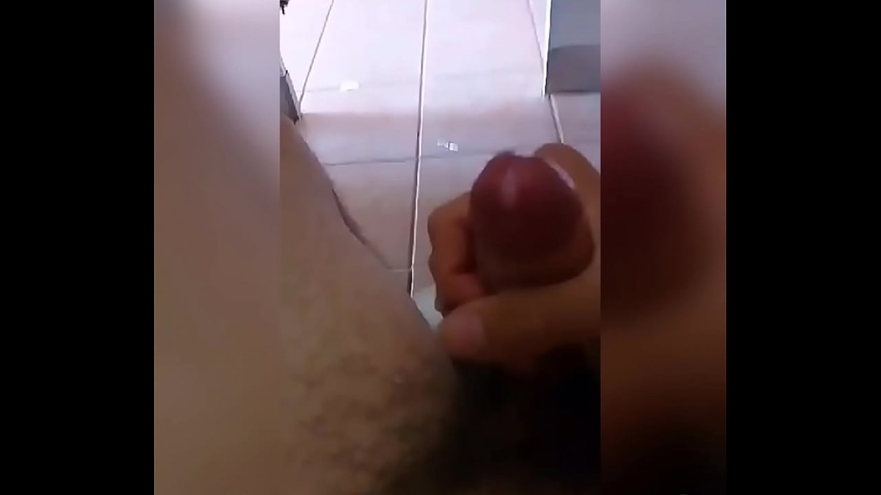 Me masturbo mientras estan en el otro ba&ntilde;o