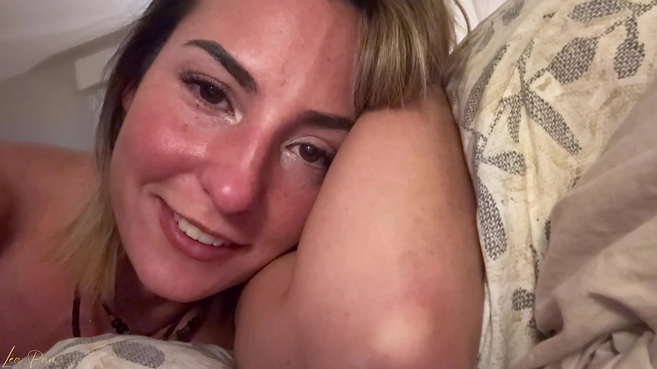 J&rsquo;ai fait un r&ecirc;ve &eacute;rotique cette nuit et je me suis r&eacute;veill&eacute;e toute mouill&eacute;e .