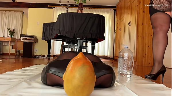 Mistress flushes enema on slave