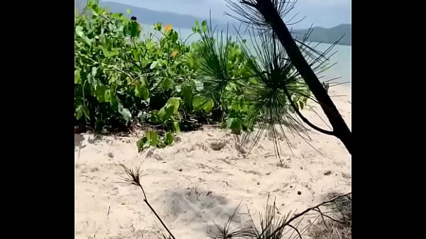 Novinha se exibindo na praia da dainela