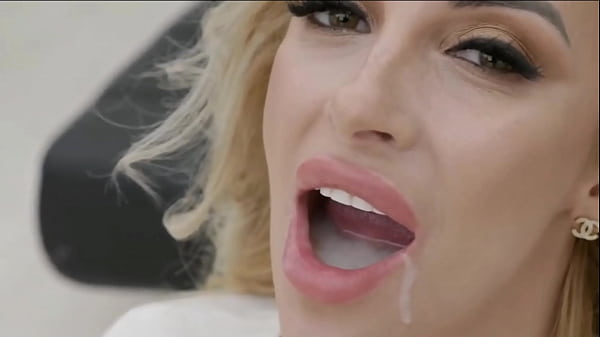 Сексуальная блондинка на кастинге