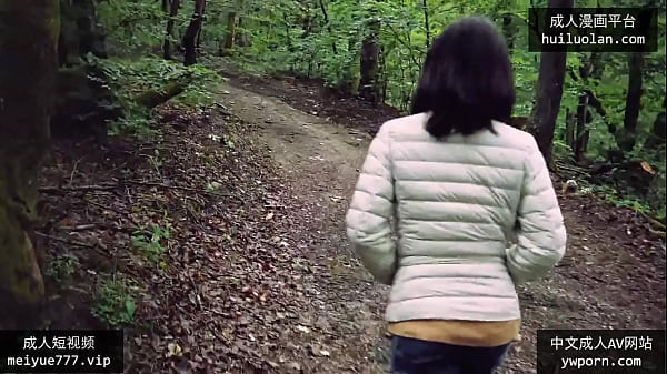 留约了两个大屌男去野外干炮  