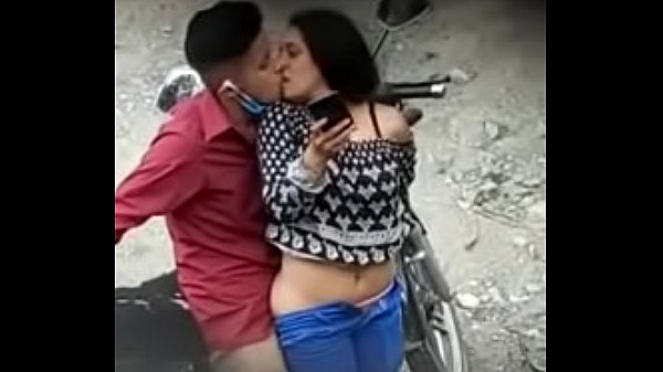 Dos Cojen A Escondidas