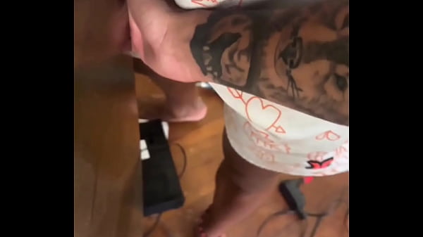 Cafu&ccedil;u dotado vai fazer um servi&ccedil;o para um twink branquinho e acaba sendo mamado e ganhado um cuzinho em troca de servi&ccedil;o