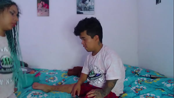 enano de circo me pide el favor de maquillarlo para su funci&oacute;n y al acercarme me empieza a besar y terminamos follando