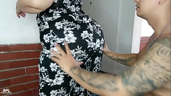 La puta de mi madrastra me muestra como mueve sus grandes nalgas con este largo vestido, y me puso muy cachondo mirar como rebotaban que a la final la puse a rebotar en mi polla