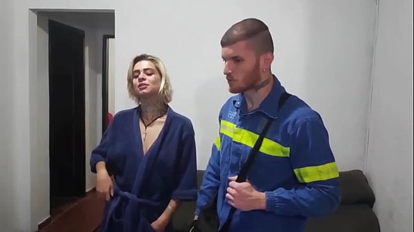 eletricista safado come a casada depois de terminar servi&ccedil;o