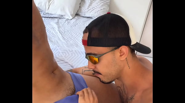 Macetada at&eacute; o leite escorrer pelo cuzinho do novinho - Assista Completo 