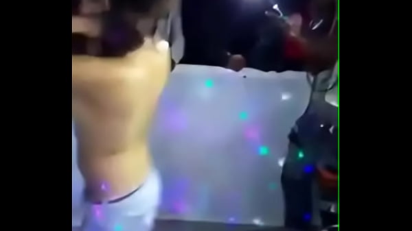 Morrita mexicana ense&ntilde;a de mas y perrea en party