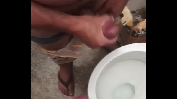 Gozando no banheir&atilde;o com o h&eacute;tero casado pai de fam&iacute;lia  