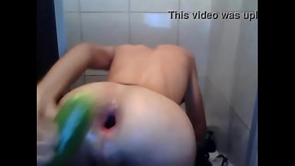 Enfiando o pepino no c&uacute; gostoso! 