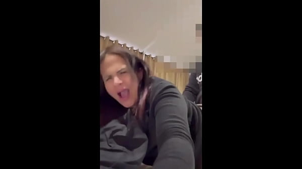 Madura venezolana se deja follar por un ecuatoriano usando la camiseta de la vinotinto