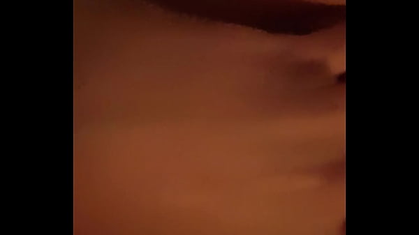 Une salope qui se caresse