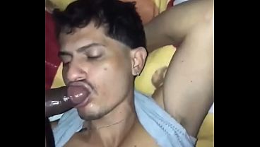 Vi um megao pauzudo mijando na linha do trem e ele ficou balan&ccedil;ando o pau duro pra mim, mamei gostoso