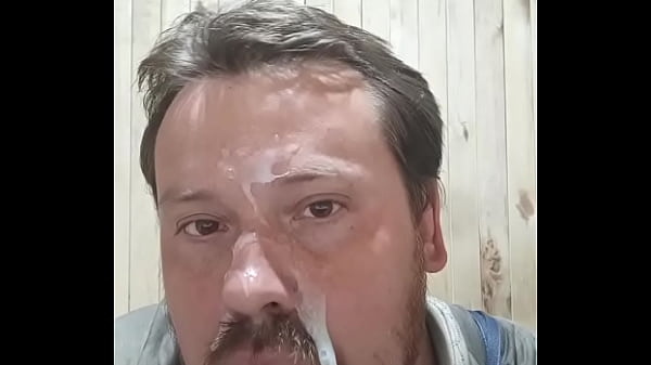 Громкий оргазм! Гей жрёт свежую сперму и выливает  её на своё лицо!