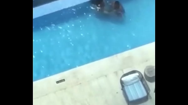 Piscina singando los cachan pillados