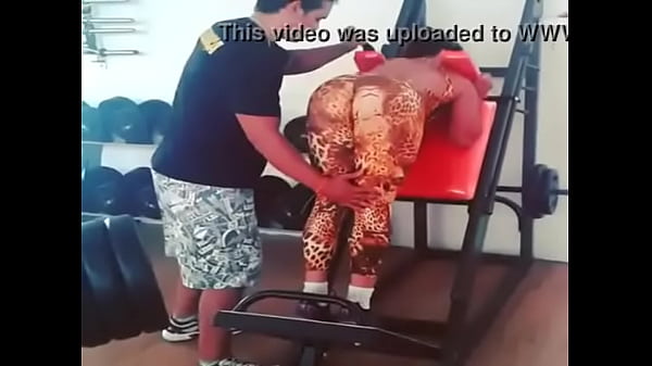 Gostosa piscando o cuzinho na academia