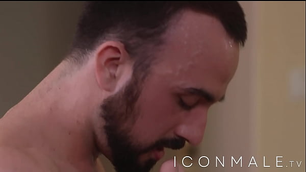 No deberiamos de hacer esto, pero esque me pones muy cachondo con ese culo