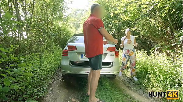 HUNT4K. Bruiser versteckt seine Wut, w&auml;hrend der reiche J&auml;ger seine vollbusige Freundin fickt