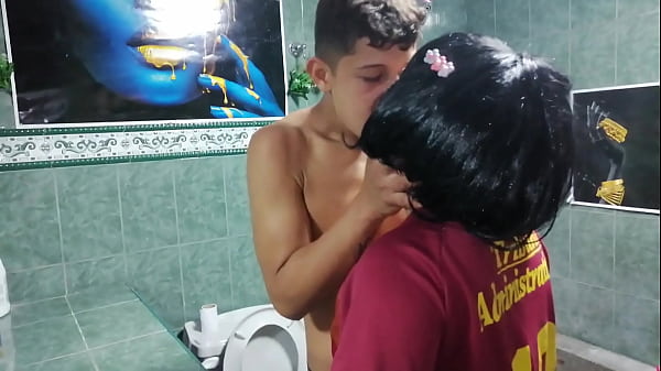 LE ORDE&Ntilde;O SUS ENORMES TETAS Y ME TRAGO SU LECHE