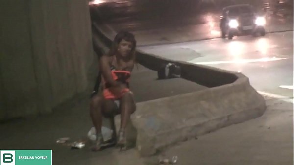 Ela bem safada saiu mostrando cu na rua.