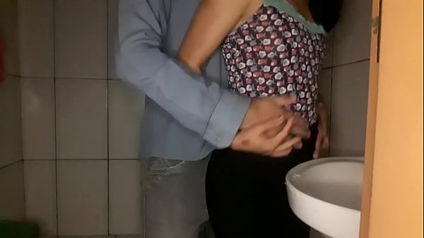 Fodendo a funcion&aacute;ria no banheiro ela aseitou 