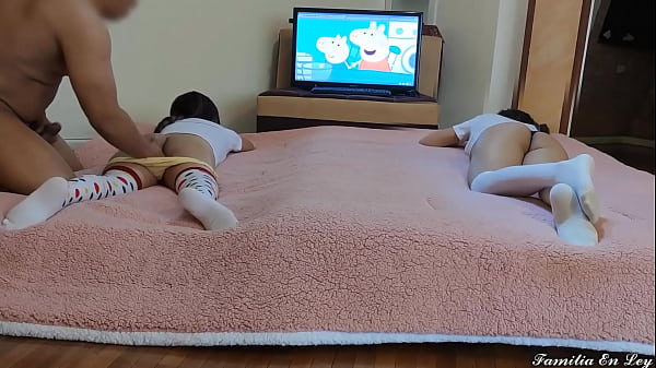 Le Digo a mi Hijastra que Invite a su Mejor Amiga a ver Comiquitas Para Yo Follarmela  