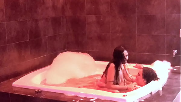 Braely Yuns se monta En Mi Verga Y Despu&eacute;s La Bombeo Dentro del Jacuzzi.