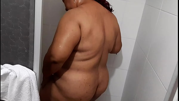 Me masturbo viendo a esta sexy madura en el ba&ntilde;o  