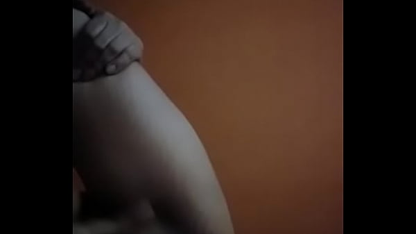 Se masturba acaba rico grabandose con su movil