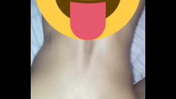 Sempre que a esposa sai vem pedir um copo de &aacute;gua e acaba surrando o cuzinho  