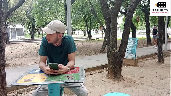 Encuentro a liam en la calle y lo invito a follar porque me encanta su polla  