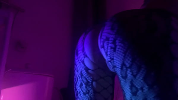 красивый анальный секс в ванной, анальная пробка и колготки с доступом