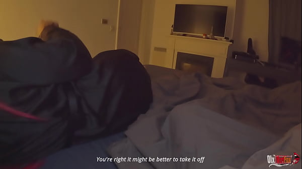 Madrastra comparte dormitorio con hijastro cachondo &Eacute;l recibe mamada y sexo con MILF caliente (subt&iacute;tulos en ingl&eacute;s)