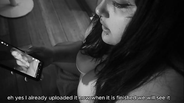 Hermanastra caliente quiere que la ayude a grabar un video porno para su canal  