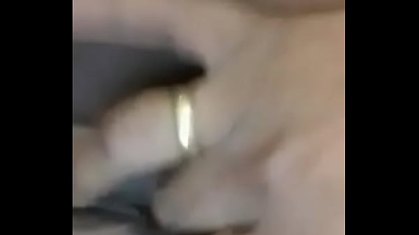 Puta Coroa casada manda v&iacute;deo gozando enquanto marido d. e a deixa na siririca