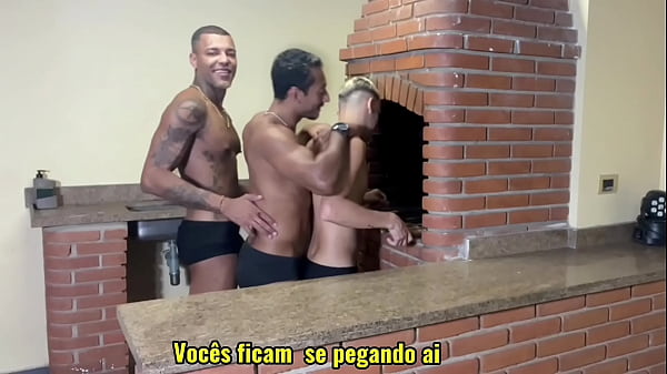 3 amigos virgem foram fazer churrasco, mas acabou um fudendo o cu do outro